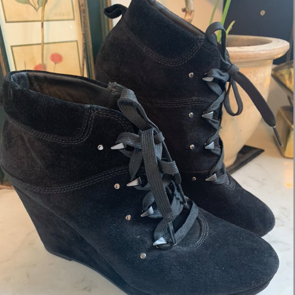 Viga Spiga Suede Wedge Boots